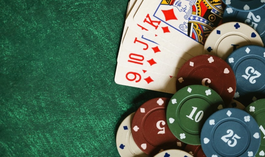 des jetons et des cartes de poker