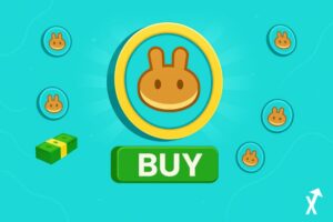 Gros jeton PancakeSwap entouré de petits jetons CAKE et liasses de dollars sur fond bleu clair avec un bouton "BUY" vert