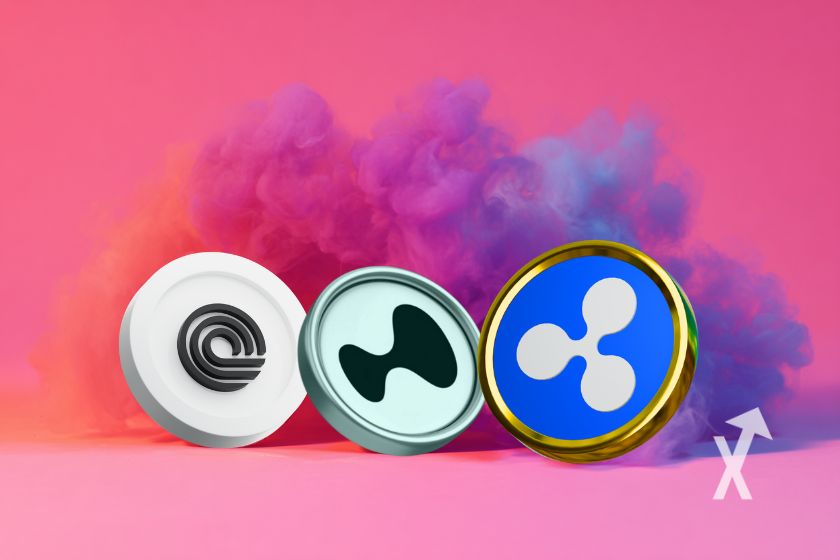 3 coins d'ONDO, HYPE et XRP sur un fond rose avec des fumées violettes