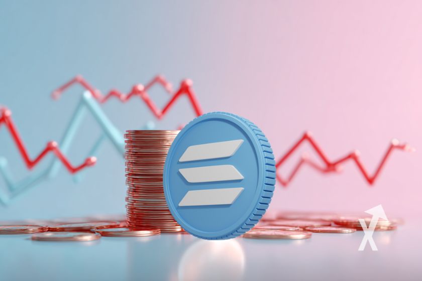 coin Solana (SOL) sur un fond rose et bleu avec des trendline chart en rouge et des jetons en or derrière