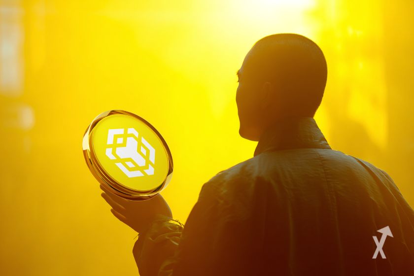 Le fondateur de Binance avec le token BNB dans la main gauche