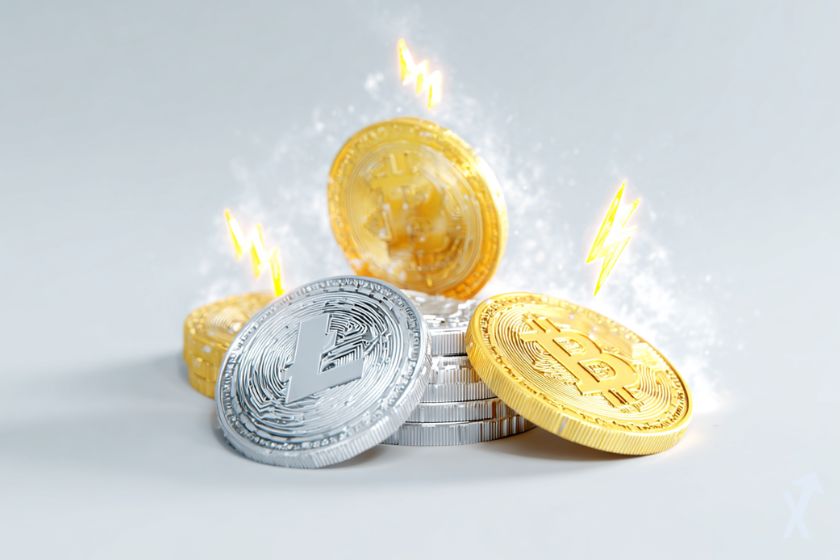 plusieurs cryptomonnaies empilées qui brillent, avec une fumée blanche et des éclairs jaune sur un fon gris