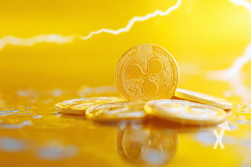 coin XRP en jaune sur un fond jaune avec un éclair et des tokens en dessous