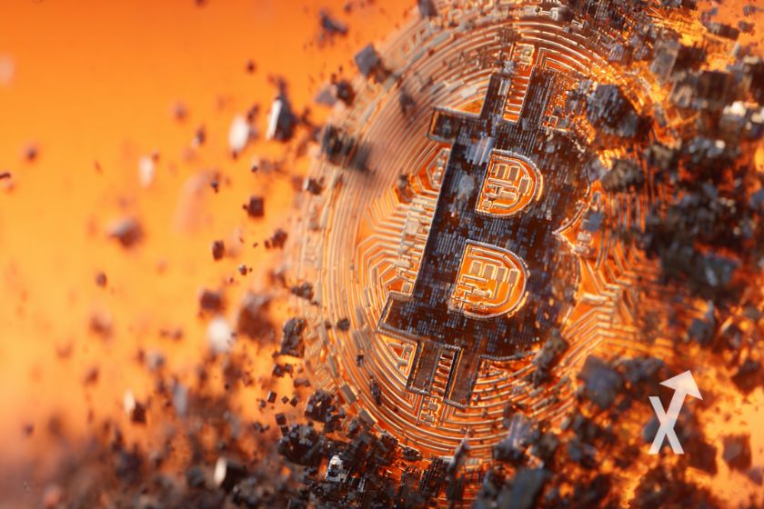 Bitcoin coin en orange qui se désintègre en particules noires sur un fond orange