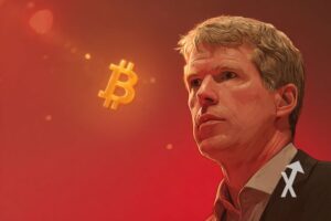 Michael Saylor sur un fond rouge et Bitcoin logo en jaune à gauche