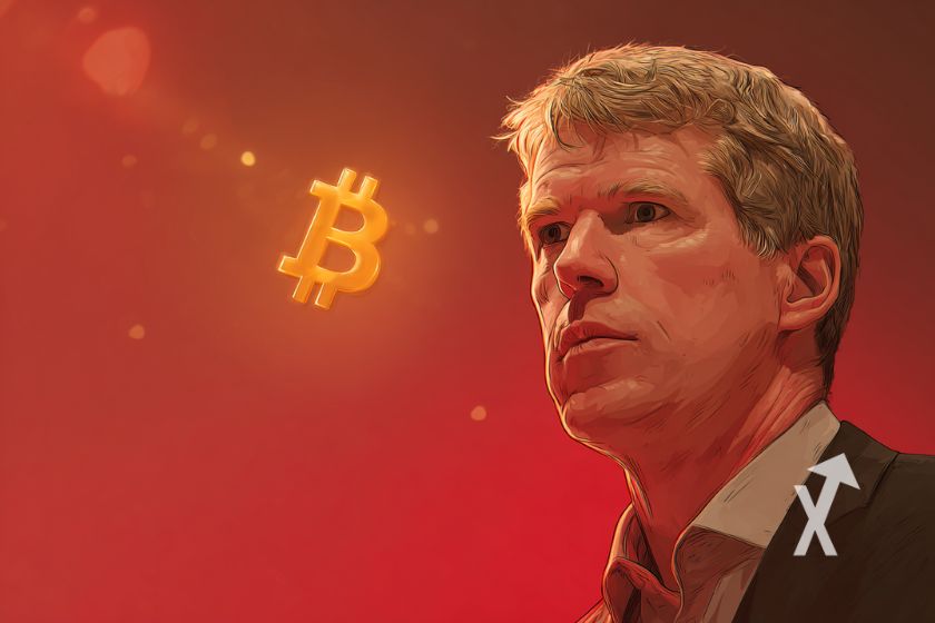 Michael Saylor sur un fond rouge et Bitcoin logo en jaune à gauche