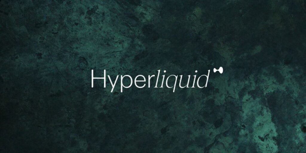 Une bannière avec le logo Hyperliquid en blanc sur un fond vert foncé avec des formes abstraites