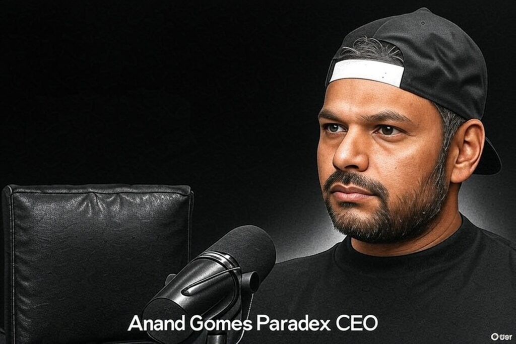 Anand Gomed CEO Paradex sur fond noir lors d'une interview, micro noir et casquette sur la tête