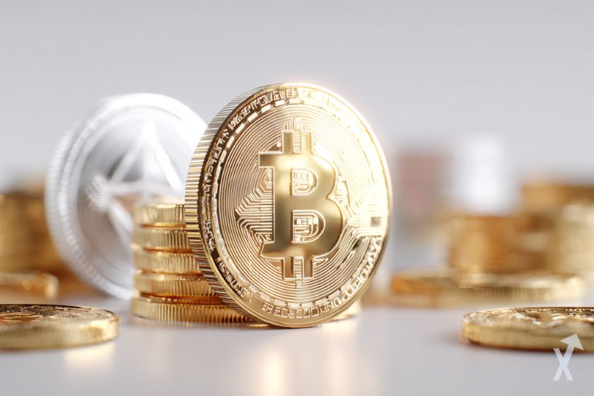 coin 3D bitcoin brillant et doré, avec plusieurs cryptos dont Ethereum, sur fond lumineux blanc