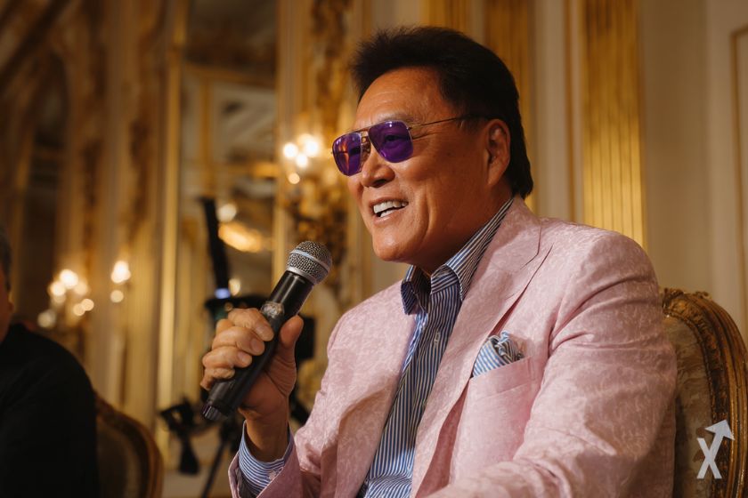 robert kiyosaki et michael saylor en train de parler du bitcoin tout sourire