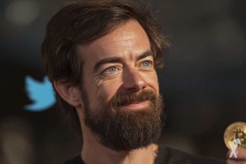 jack dorsey tout sourire avec un bitcoin